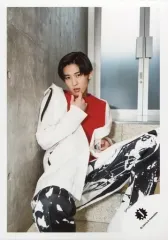 【中古】生写真(ジャニーズ) Snow Man/目黒蓮/膝上・衣装白・赤・黒・座り・右手顎・階段/「Snow Man LIVE 2019 ～ 雪 Man in the Show ～」 グッズオフショット/公式生写真