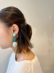 ボンボンイヤリング 3連 アシンメトリー くすみカラー 大人可愛いアクセサリー