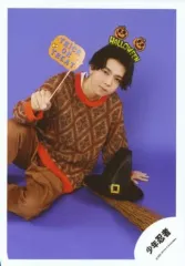 【中古】生写真(ジャニーズ) 少年忍者/織山尚大/膝上・座り・衣装茶色・右手フォトプロップス・旗・背景紫/Greeting Photo ～Halloween～/公式生写真