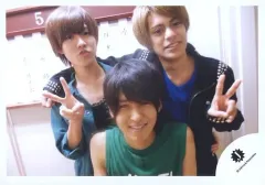 【中古】生写真(ジャニーズ) ジャニーズJr./集合(3人)/横型・上半身・衣装緑黒青・ピース/公式生写真