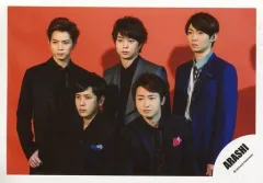 【中古】生写真(ジャニーズ) 嵐/集合(5人)/横型・上半身・ジャケット黒・グレー・青・前列二宮大野・後列センター櫻井・目線左・背景赤/「復活LOVE」PV＆ジャケ写撮影オフショット/公式生写真