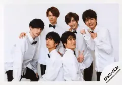 【中古】生写真(ジャニーズ) SixTONES/集合(6人)/横型・膝上・衣装白・黒・森本とジェシー背中合わせ・森本左手ピース・背景白/「ジャニーズJr.8・8祭り～東京ドームから始まる～」グッズオフショット/公式生写真