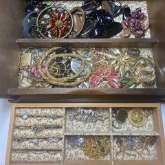 [Jewelry Box] Organizing and sorting your belongings: Showa-era retro, unidentified vintage jewelry, watches, and accessories. Pre-death organization and organizing: rings, necklaces, sparkling, department store luxury brands, large quantities of gold and silver brooches, earrings, and coins.