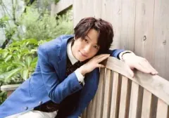 【中古】生写真(男性) 鈴木拡樹(荒北靖友)/横型・上半身・座り・衣装青・白・首かしげ・左腕椅子の背もたれ・木材の壁・植物・私服ショット/舞台「『弱虫ペダル』箱根学園篇～野獣覚醒～ブロマイド