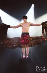 【中古】生写真(ジャニーズ) King ＆ Prince/岸優太/ライブフォト・全身・衣装赤・上半身裸・両手広げ・ライト白・2Lサイズ/「DREAM BOYS 2019」ステージフォト 第1弾