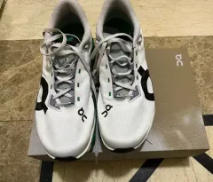 ONクラウドモンスターハイパー25センチ ホワイトレッドグリーン