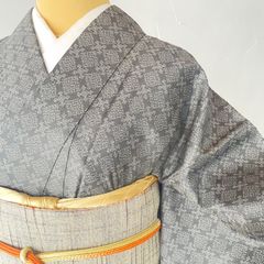 小紋　大島紬　割菱　幾何学　黒地　泥染　お洒落　着物　124b d ms 本場大島紬 純泥染め 泥大島 正絹 鉄線 縦縞 小紋 黒 茶 グレー 1124