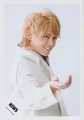 【中古】生写真(ジャニーズ) NEWS/手越祐也/上半身・衣装白・両手下げ・背景白/「White」PV＆ジャケ/公式生写真