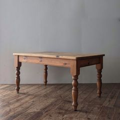 【送料無料】　パイン材　ダイニングテーブル　135cm x 85cm　天然木　無垢材　ディスプレイ　撮影小物　時代物　年代物　アンティーク　古道具