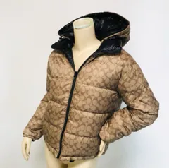 新品同様 COACH・コーチ レディース リバーシブル シグネチャー総柄 ブラック側アイコンプレート付き オーバーサイズ仕立て ダウンジャケット(M相当)レディースダウンジャケット 秋冬物 アウター ジャケット ダウンコート