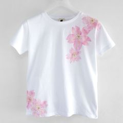 舞桜柄Tシャツ 桜色 手描きで描いた和風の桜の花柄Tシャツ