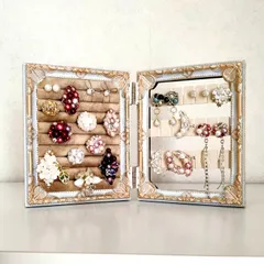 アクセサリースタンド　折り畳み　ピアス収納可タイプ　ホワイト×モカ　アンティーク調フレーム　革調フェルト使用　L版サイズ