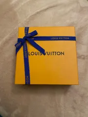 Louis Vuitton(ルイヴィトン) ベルト 木箱 + ショッピングバッグも あなたにあげます^^