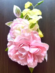 フラダンス　ピンクのバラのヘアクリップ　在庫2個あり