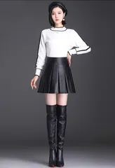 【デザイナーズ】合皮プリーツレザーミニスカート タイトシルエット Mサイズ ブラックカラー 高見えスタイル レディース トレンドアイテム プリーツスカート レディースコーデ 美脚シルエット ブラックボトムス 秋冬アイテム ハイウエスト 合皮フェイクレザーのサムネイル