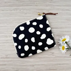 パカっと開いて使いやすいL字ファスナー財布　コンパクト財布　ハーフウォレット　ダルメシアン柄（黒）