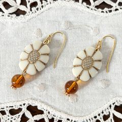 お花のドイツビーズと琥珀のピアス・イヤリングE336