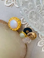 【イヤリング】ネジバネ式　アシンメトリー　アンティーク　ボタン