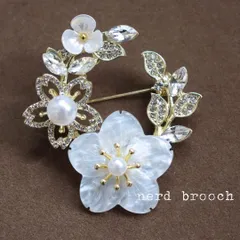白いサクラのブローチ　お花 桜 パール 結婚式 フォーマル コサージュ 大人 上品 かわいい フラワー 卒業式 入学式 発表会 NerD