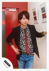 【中古】生写真(ジャニーズ) 嵐/櫻井翔/膝上・衣装黒・白・ネクタイ赤・右手腰・左手上げ・背景赤白/「Are You Happy?」ジャケ写撮影＆「Don’t You Get It」PV撮影/公式生写真