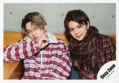 【中古】生写真(ジャニーズ) Sexy Zone/菊池風磨・佐藤勝利/横型・上半身・衣装赤・白・黒・チェック柄・菊池右手ピース・左目閉じ/「Sexy Zone LIVE TOUR 2019 PAGES」グッズオフショット/公式生写真 