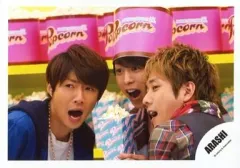 【中古】生写真(ジャニーズ) 嵐/二宮和也・相葉雅紀・櫻井翔/横型・顔アップ・目線左・被り物・左手ポップコーン/公式生写真