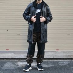 インスタグラム コーディネート Bolongaro Trevor 裏地ボア レザー ロング ランチコート × HUF ハフ THRASHER スラッシャー ベースボール カレッジ ロゴTシャツ × VANS バンズ ヒョウ柄 レオパート 膝当て フリースパンツ