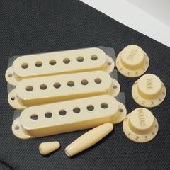 ストラト系 PUカバー/ツマミ3個/スイッチノブ/アームノブ セット ギター/ベースなどに ツマミは通常のミリ規格ギザギザ差し込み式  アイボリー色 50/50/52mm
