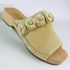 新品未使用★CHANEL・シャネル レディース スエード レザー メタルココマーク カメリアデザイン ウッドサンダル（36）訳アリ