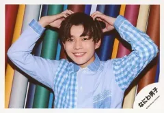 【中古】生写真(ジャニーズ) なにわ男子/長尾謙杜/横型・バストアップ・衣装水色・チェック柄・両手頭・笑顔・背景カラフル/「アクリルスタンドII」オフショット/公式生写真