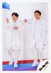 【中古】生写真(ジャニーズ) Kis-My-Ft2/宮田俊哉・二階堂高嗣/全身・衣装白・右手上げ・左向き・宮田左手胸・笑顔/シングル「君、僕。」MV＆ジャケ写オフショット/公式生写真 