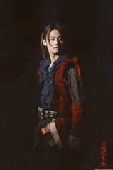 【中古】生写真(ジャニーズ) Kis-My-Ft2/藤ヶ谷太輔/ライブフォト・膝上・衣装黒、赤・背景黒・「新春滝沢革命」/2Lサイズ公式生写真