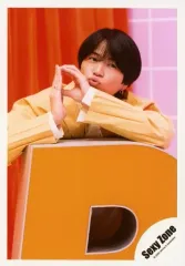 【中古】生写真(ジャニーズ) Sexy Zone/菊池風磨/上半身・衣装黄色・両手合わせ・オブジェ「P」・背景オレンジ.ピンク/「Sexy Zone POP×STEP!? TOUR 2020」グッズオフショット/公式生写真