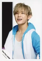 【中古】生写真(ジャニーズ) Hey! Say! JUMP/山田涼介/上半身・衣装水色・白・両手下げ・口開き・目線右上・背景白/「ウィークエンダー/明日へのYELL」PV＆ジャケ写撮影オフショット/公式生写真
