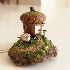 手のひらのお家　明かりの灯るどんぐりハウス　ミニチュア　ジオラマ　どんぐりアート