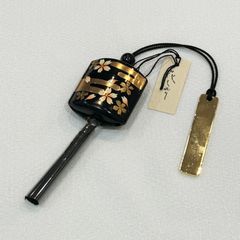 《花しおり》ミニ印籠の組み紐根付け　帯飾り　ストラップ　黒　桜