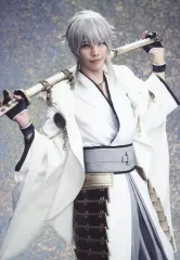 【中古】生写真(男性) 健人(鶴丸国永)/膝上・右向き・両手刀・背景グレー・キャラクターショット/「舞台『刀剣乱舞』悲伝 結いの目の不如帰」ブロマイド(個人セット)