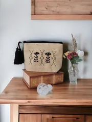 手刺繍タッセルつきフラワー柄ポーチのサムネイル