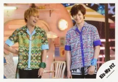 【中古】生写真(ジャニーズ) Kis-My-Ft2/千賀健永・宮田俊哉/横型・膝上・衣装緑・青・紫・千賀右手後ろ・顔右向き・口開け・笑顔/「Sha la la☆Summer Time」PV＆ジャケ写撮影/公式生写真