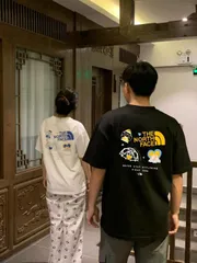 TNF（ザ・ノース・フェイス）とのコラボレーションモデル 専門店と同時期発売 前後ロゴ カップル用 男女兼用のプリント T シャツ