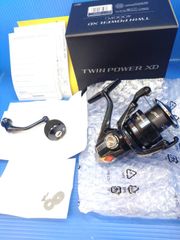 未使用品　日本製　シマノ　25ツインパワーＸＤ　4000ＰＧ　最新モデル　スピニング　ショアジギング　　(03)