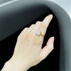 整列のきらめき ゴールドリング 指輪 正方形ビジュー 華やか 16号相当