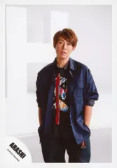 【中古】生写真(ジャニーズ) 嵐/相葉雅紀/膝上・衣装黒青・両手下・体やや左向き・顔正面・やや首傾げ・後ろにHのオブジェ・背景白/「Are You Happy?」ジャケ写撮影＆「Don’t You Get It」PV撮影/公式生写真