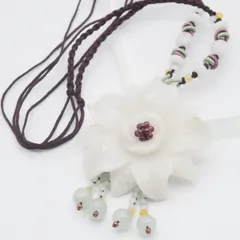 H257 翡翠? ヒスイ? ガーネット ネックレス 大ぶり 花彫刻 紐 デザイン アンティーク 1月誕生石