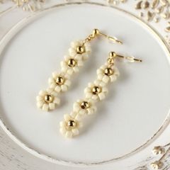 ハンドメイドピアス　カジュアルフラワー４連　A-010