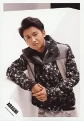 【中古】生写真(ジャニーズ) 嵐/大野智/上半身・衣装黒.グレー・両手重ね・肘付き・背景白/公式生写真