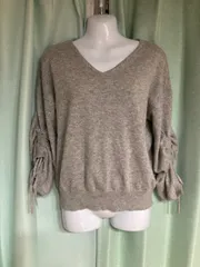 807.Discoat 袖が絞れるグレーのVネックニット⭐︎