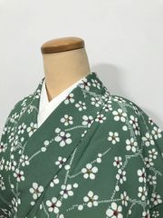 【中古】 Mサイズ 小紋 化繊 グリーン地に梅模様 袷着物 洗える着物 