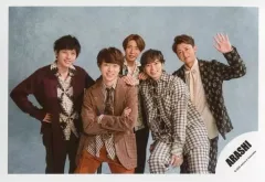 【中古】生写真(ジャニーズ) 嵐/集合(5人)/横型・膝上/アルバム 「This is 嵐」MV＆ジャケ写オフショット/公式生写真