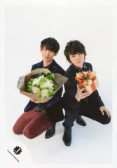 【中古】生写真(ジャニーズ) 関西ジャニーズJr./向井康二・室龍太/全身・しゃがみ・衣装黒・向井両手花束・室右手プレゼント箱/15冬「X’mas Show 2015」グッズ撮影オフショット/公式生写真